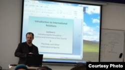 比约恩·亚历山大·杜本博士在吉林大学国际与公共事务学院给学生们讲课 (杜本提供)