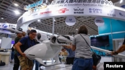 资料照:台湾台北南港展览中心举行的2023年台北航空航天与国防技术展览会上展出的无人机。 (2023年9月13日)