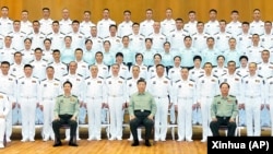 中国领导人习近平在广东湛江视察南部战区海军司令部时与官兵合影。(2023年4月11日)