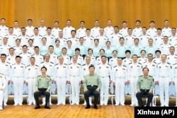 中国领导人习近平在广东湛江视察南部战区海军司令部时与官兵合影。(2023年4月11日)