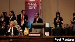 အင်ဒိုနီးရှားနိုင်ငံ ဂျာကာတာမြို့တော်မှာကျင်းပတဲ့ ၄၃ ကြိမ်မြောက် အရှေ့တောင်အာရှနိုင်ငံများအသင်း အာဆီယံရဲ့ အစည်းအဝေးအတွင်း တက်ရောက်ခြင်းမရှိတဲ့ မြန်မာကိုယ်စားပြုထိုင်ခုံ (စက်တင်ဘာ ၆၊ ၂၀၂၃)