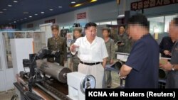 金正恩在朝鲜一个不明地点视察北中机床中心以及一个主要弹药工厂。(朝中社9月3日提供)