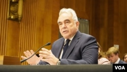 美国副国务卿库尔特·坎贝尔(Kurt Campbell)出席参议院外交关系委员会有关美中战略竞争的听证会作证。(美国之音记者李逸华拍摄,2024年7月30日)