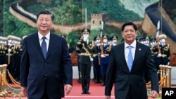 资料照片:中国国家主席习近平和来访的菲律宾总统马科斯2023年1月4日在北京人民大会堂举行的欢迎仪式上。(美联社照片)