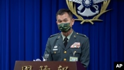 2023年2月14日,台湾国防部情报参谋次长室助理次长黄文启少将在台北举行的新闻发布会上。(美联社照片,台湾国防部提供)