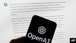 资料照片:2023年3月21日波士顿,“开放人工智能”(OpenAI )徽标在电脑屏幕前的手机上,电脑屏幕显示的是ChatGPT 的输出。(美联社照片)