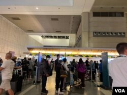洛杉矶国际机场,国泰航空公司柜台前从洛杉矶飞往香港的华裔旅客。