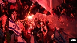 以色列抗议人士在特拉维夫集会,反对政府的司法改革计划。(2023年8月12日)