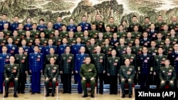 中国领导人习近平在全国人大会议期出席解放军和武警部队代表团全体会议。(2023年3月8日)