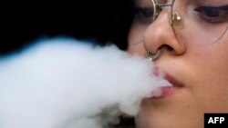 "Вісім мільйонів людей щорічно помирають від вживання тютюну”, — заявив Хорхе Алдай, представник компанії Vital Strategies, під час оприлюднення звіту “Перехопити наступне покоління” про вплив тютюну на людей. Фото: Ezequiel Becerra/AFP