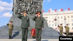 中国国防部长李尚福2023年8月16日抵达白俄罗斯访问与国防部长维克托·赫列宁(Viktor Khrenin)会谈。(白俄罗斯国防部照片)