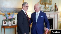 Vua Charles III, phải, tiếp Sir Keir Starmer, lãnh đạp Đảng Lao Động, tại Điện Buckingham, London, ngày 5/7/2024 và yêu cầu ông thành lập chình phủ mới.