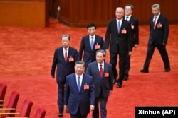 中共官媒新华社2024年7月18日发布照片显示,中共领导人习近平带领他的政治局常委成员出席中共二十届三中全会。