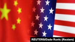 资料照片:美中两国国旗。