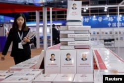 香港举办一带一路峰会期间大厅里摆放的中国领导人习近平著作《习近平谈治国理政》中英文版本。(2023年9月14日)