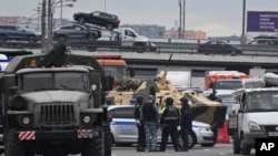 一辆装甲运兵车和警察在莫斯科郊外高速公路上执勤。(2023年6月24日)