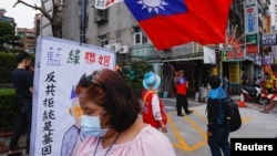 台湾国民党宣布其总统候选人之际,支持者在台北国民党总部前挥舞台湾旗帜。(2023年5月17日)