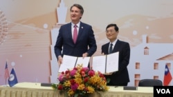 美国维吉尼亚州州长格伦·杨金(Glenn Youngkin)与台湾经济部政次陈正祺于4月25日签署“台湾–维吉尼亚州经贸合作备忘录”。(美国之音特约记者李贤摄影)。