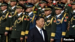 资料照片: 2023年9月30日中国国家主席习近平人民英雄纪念碑献花,纪念烈士纪念日,身后是中国人民解放军官兵