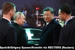 俄罗斯总统普京和中国领导人习近平出席招待会后走出克里姆林宫。(2023年3月21日)
