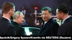 中国领导人习近平与俄罗斯总统普京在莫斯科出席完招待会后离开克里姆林宫。(2023年3月21日)