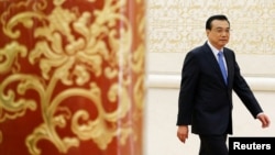 资料照:中国前总理李克强抵达人大会堂出席一个新闻发布会。(2017年3月15日)