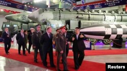 朝鲜领导人金正恩与俄罗斯国防部长绍伊古参观朝鲜武器展览。(2023年7月27日)