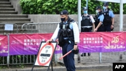 资料照片:香港湾仔区一名警察正在站岗。(2022年6月30日)