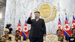 在这张摄于2023年9月9日,由朝鲜政府提供的照片中,朝鲜领导人金正恩9月8日在平壤参加庆祝朝鲜建国75周年的阅兵式。