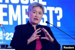 资料照:澳大利亚外长黄英贤在新德里举行的四方会谈上讲话。(2023年3月3日)