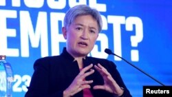 澳大利亚外长黄英贤在新德里举行的四方会谈上讲话。(2023年3月3日)