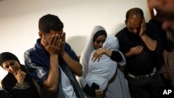 一家巴勒斯坦人在加沙南部拉法的家中哀悼在以色列轰炸中丧生的亲人。(2024年4月4日)