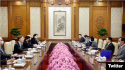 中国国务委员兼外交部长秦刚与美国驻中国大使伯恩斯在北京举行会晤。(2023年5月8日,照片来自伯恩斯大使官方推特)