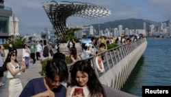 中国大陆游客在香港尖沙咀游览香港岛风光。(2023年5月2日)