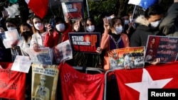 2023年2月1日,居住在日本的缅甸抗议者在缅甸驻东京大使馆外集会纪念缅甸2021年军事政变两周年。(路透社照片)