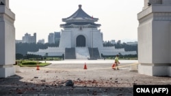台湾台北自由广场中山纪念堂附近的建筑也受到花莲地震的影响。(2024年4月3日)