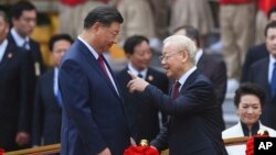 越南共产党总书记阮富仲在越南首都河内的主席府为到访的中国国家主席习近平举行欢迎仪式。(2023年12月12日)