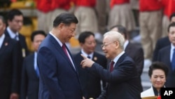 2023年12月12日,中国国家主席习近平和越共总书记阮富仲在河内总统府出席欢迎仪式。(美联社照片)
