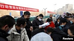 资料照片:中国北京举行的一场招聘会 (2023年2月16日)