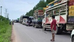 မြေပြိုမှုကြောင့် ပျက်စီးသွားတဲ့ မြဝတီ-ကော့ကရိတ်လမ်းမှာ ကုန်စည်စီးဆင်းမှု အခက်ကြုံ
 မြေပြိုမှုကြောင့် ပျက်စီးသွားတဲ့ မြဝတီ-ကော့ကရိတ်လမ်းမှာ ကုန်စည်စီးဆင်းမှု အခက်ကြုံ