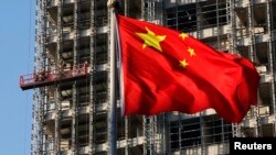 中国国旗在北京一处正在施工的楼盘前飘扬。(2013年11月4日)