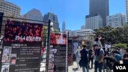 5月26日,中国民主教育基金会和人道中国在旧金山中国城花园角举办六四文献展,很多旧金山居民在看展览。(美国之音周星辰拍摄)