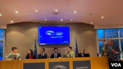 3月19日,跨党派和国家的欧洲议员与人权组织代表在“23条”通过之后于欧洲议会讨论中国人权和中国对欧盟的渗透问题。(美国之音李伯安)