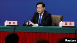 中国外交部长秦刚3月7日在北京两会的外长记者会上(路透社)