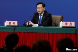 中国外长秦刚在北京召开的全国人大会议期间出席记者会。(2023年3月7日)