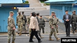 美国常驻联合国代表琳达·托马斯-格林菲尔德访问韩国与朝鲜之间重兵防守的非军事区板门店。(2024年4月16日)