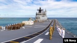 资料照:澳大利亚皇家海军堪培拉号两栖攻击舰(HMAS Canberra)的官兵在驶往美国夏威夷珍珠港期间在甲板列队集合。(2022年6月28日)