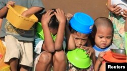 (ယခင်မှတ်တမ်းရုပ်ပုံ) ဖိလစ်ပိုင်နိုင်ငံမနီလာမြို့မှာ အစားအသောက်ဝေငှမှာကိုစောင့်နေကြတဲ့ ကလေးငယ်တွေ