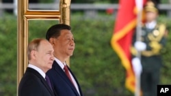 中国领导人习近平在北京为到访的俄罗斯总统普京举行欢迎仪式。(2024年5月16日)