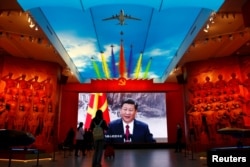 在北京的中国人民革命军事博物馆里的巨幅电子屏幕上放映着习近平的视频。(2022年10月8日)